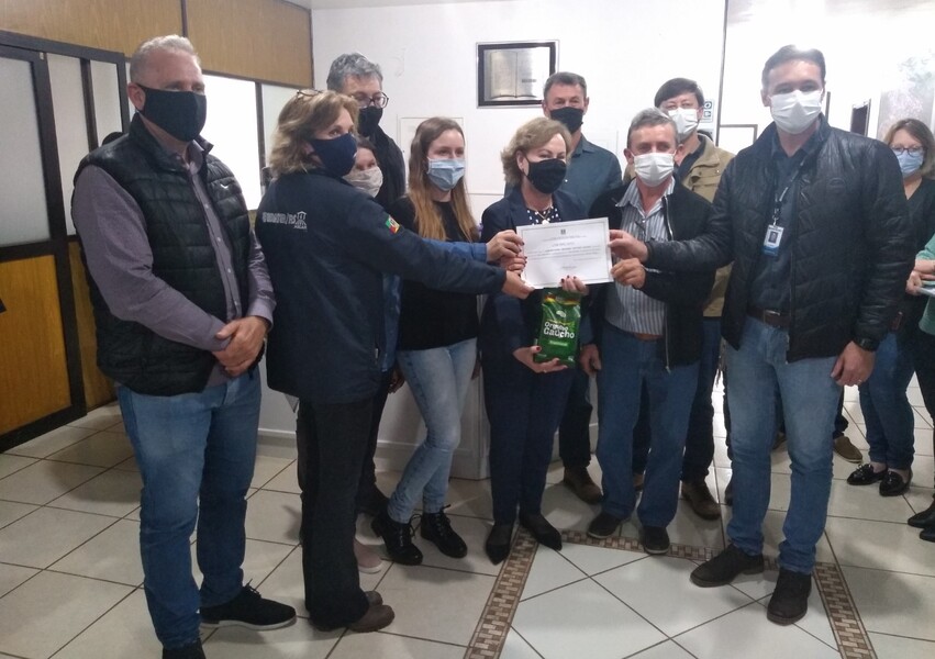    Família de Nelson Stürmer recebendo o Certificado PEAF