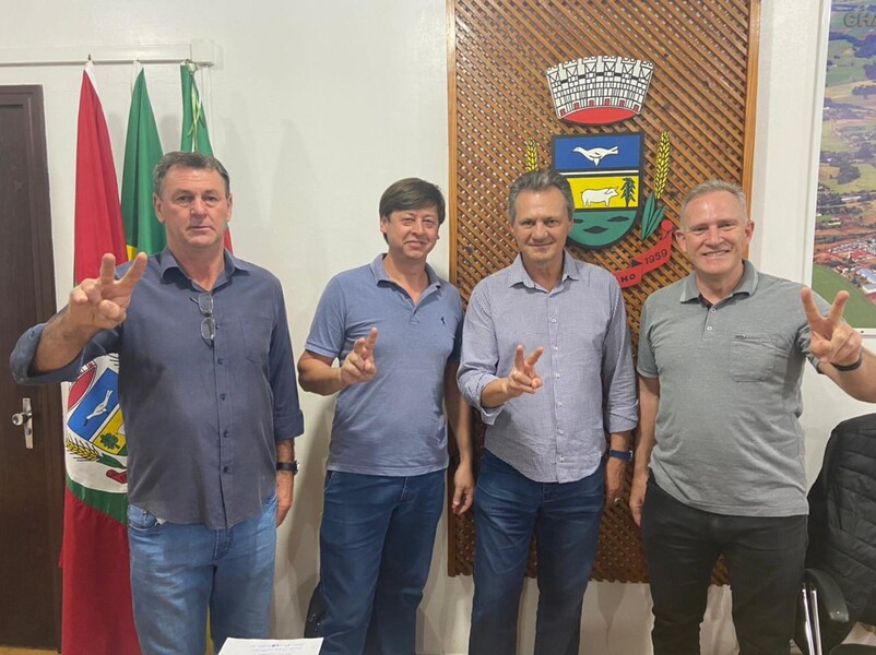 Vice-prefeito Moacir, vereador Gilmar Castanho, Deputado Cherini e prefeito Gelson