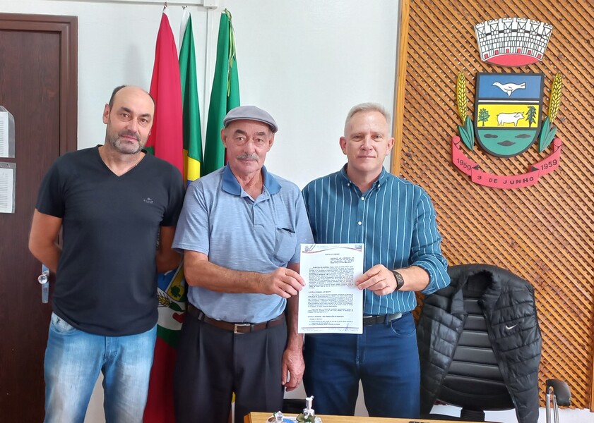 Nildo Maggioni, da Fênix Calçados, recebendo  do prefeito Gelson a concessão de uso de espaço na incubadora