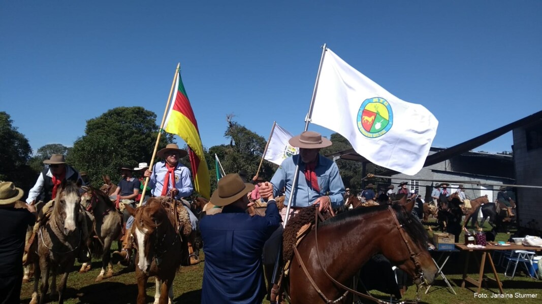 Prefeito Gelson Scherer recepcionando os cavaleiros
