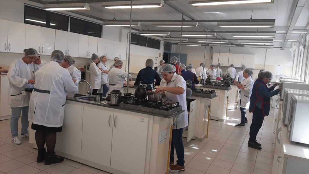 Aula prática com preparação de receitas sem açúcar