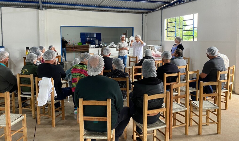 Momento da oficina de produção de embutidos