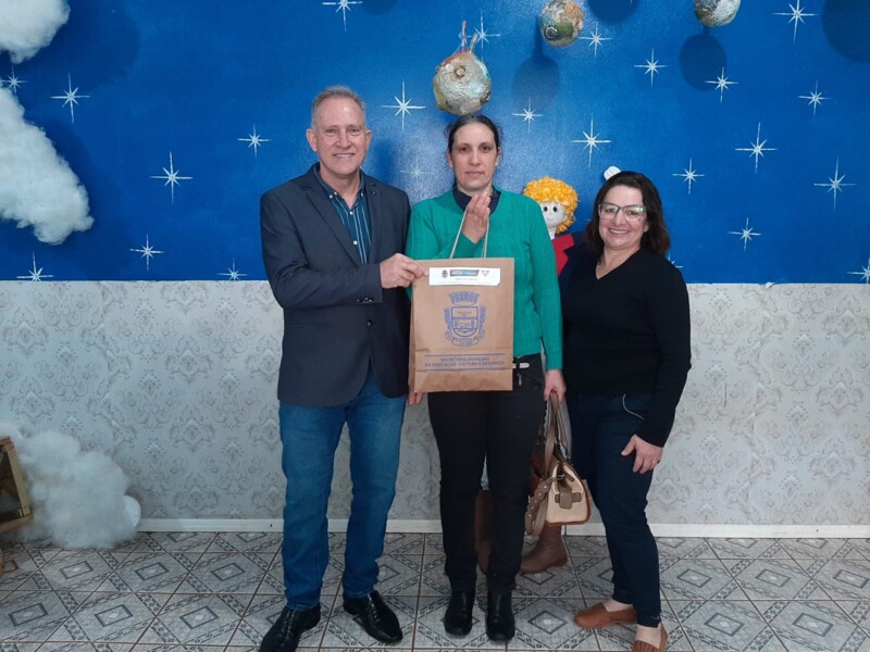 Prefeito Gelson Scherer e Supervisora de Ensino, Eni do Nascimento,  participaram da entrega dos uniformes