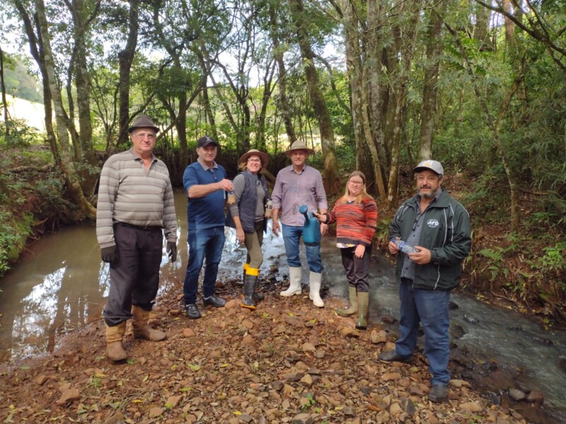 Prefeito Gelson, Secretário Telmo, extensionista Odete da Emater, Técnico Agropecuário Valdacir e os agricultores Rudi e Sinara Schons