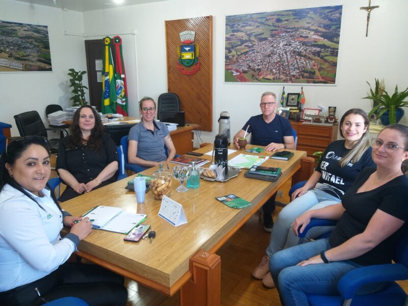 Prefeito Gelson, supervisora Ângela e representantes da UNIFAEL.