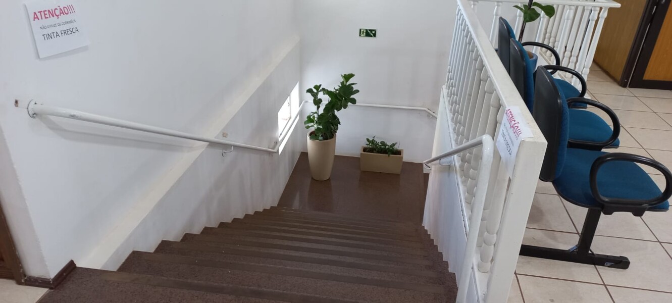 Os corrimões de madeira foram substituídos nas escadas de acesso ao 2º andar.