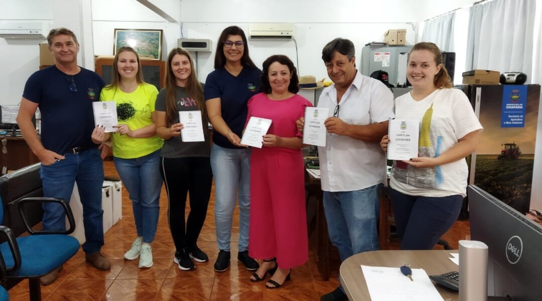 Equipe SIM fazendo a entrega da cartilha para a supervisora de ensino, Eni do Nascimento.