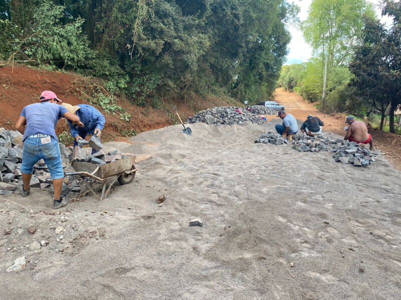 Trabalho de pavimentação no trecho a ser finalizado.