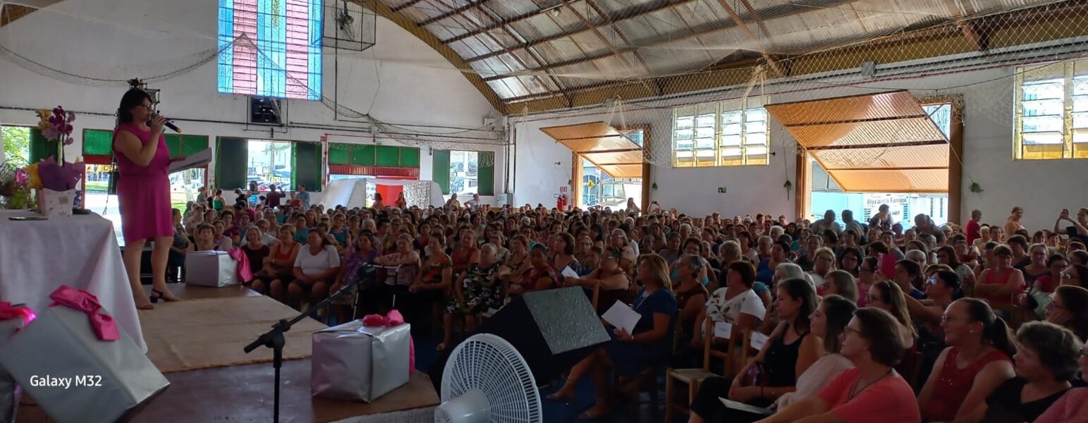 Assistente Social Rosane Feldkircher deu as boas-vindas a todas as mulheres no início do evento.