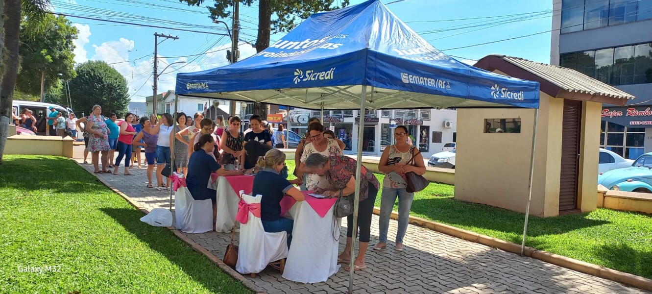 Equipe da EMATER recepcionou as mulheres na chegada ao encontro.