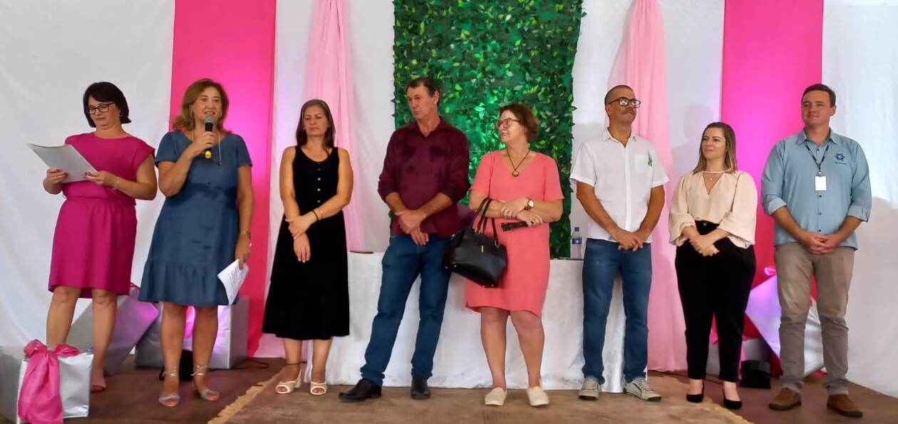 Primeira-dama Elis Scherer falou às mulheres presentes, representando o prefeito Gelson.