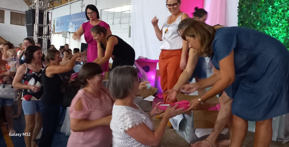 Momento da entrega dos brindes.