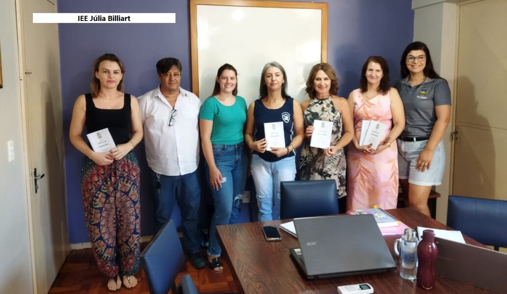 Secretário da Agricultura, Elias Telmo Pruciano, e equipe do SIM no IEE Júlia Billiart