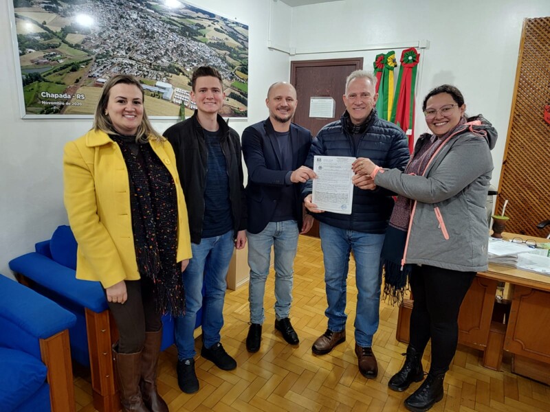Dra. Janaína Sturmer, Rafael de Bortoli e Juliano Breitenbach do Registro de Imóveis, prefeito Gelson Scherer e arquiteta Amanda Schirmer