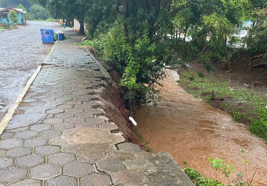 Barranco desmoronou e a água levou parte do passeio junto ao Arroio Sutil
