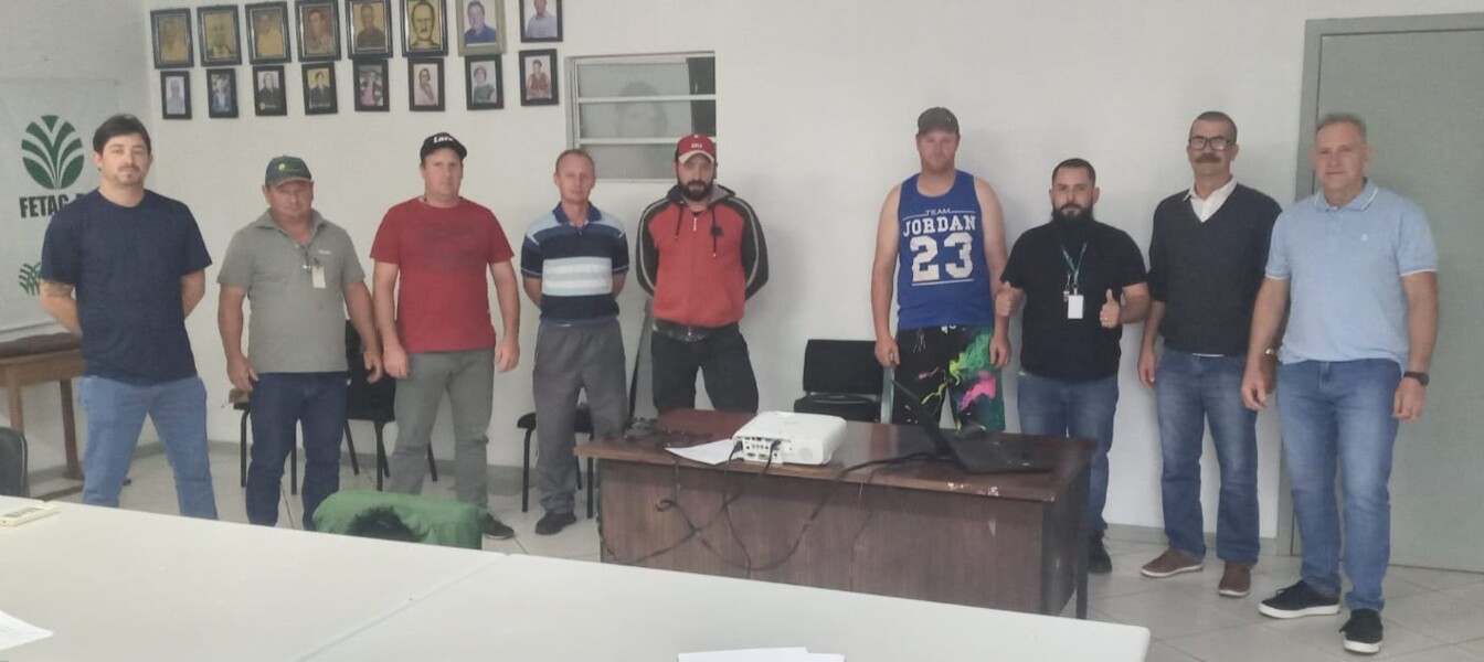 Participantes do curso de Operação de Retroescavadeira com o prefeito Gelson e o secretário Ademir