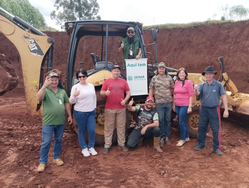Participantes do curso com a primeira dama Elis Scherer e a assistente social Rosane Feldkircher