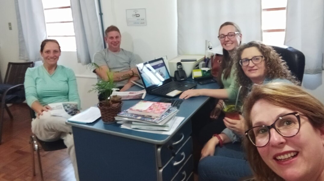 Proprietários da Paiol Pizzaria com Franciele da ACIC, Odete Finck (presidente do COMTUR) e Jane Pedão da UFSM/Campus Palmeira das Missões