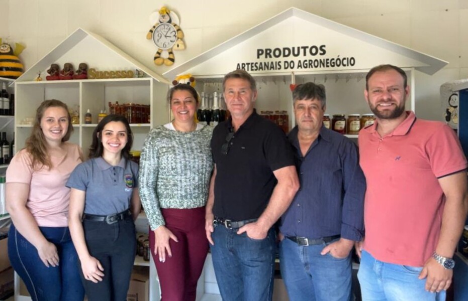 Andressa Pinto, Indianara de Vargas, D. Zilda, Valdacir Gorck, secretário Elias Telmo Pruciano e Guilherme Blau.