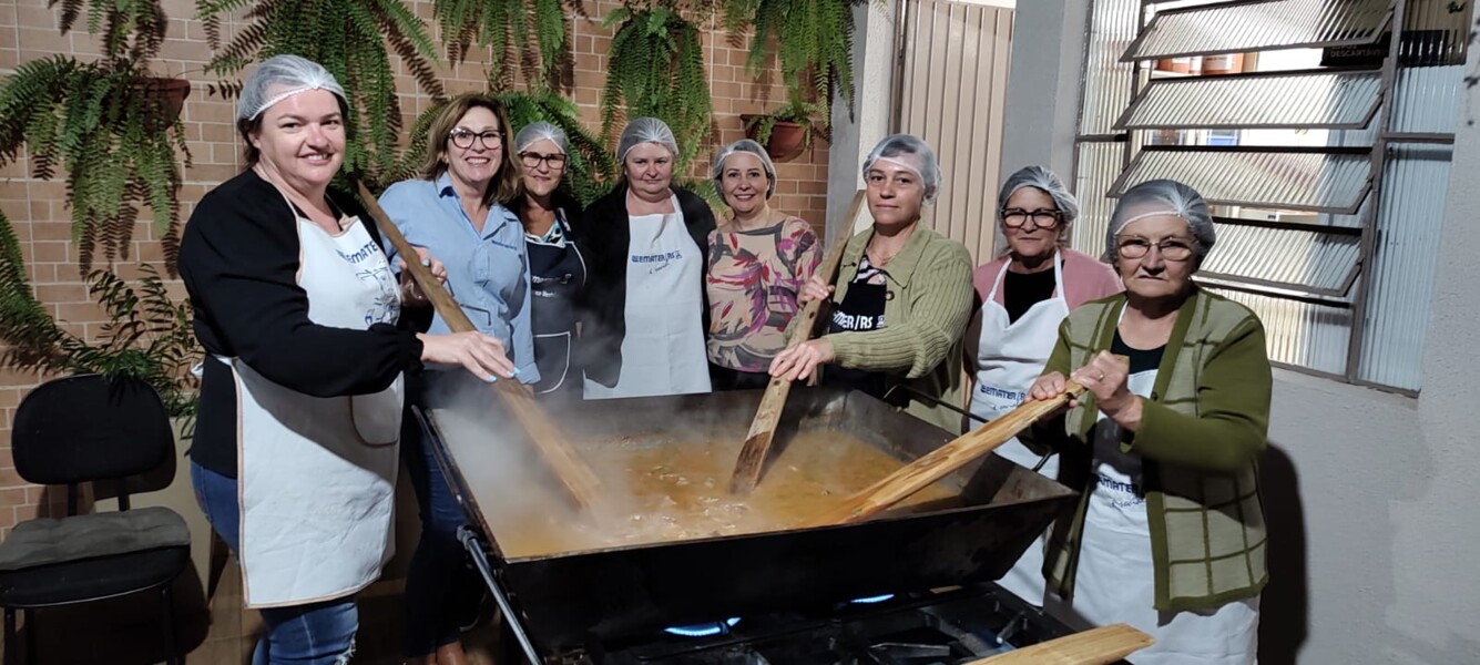 Mulheres respon´saveis pela preparação do prato típico.
