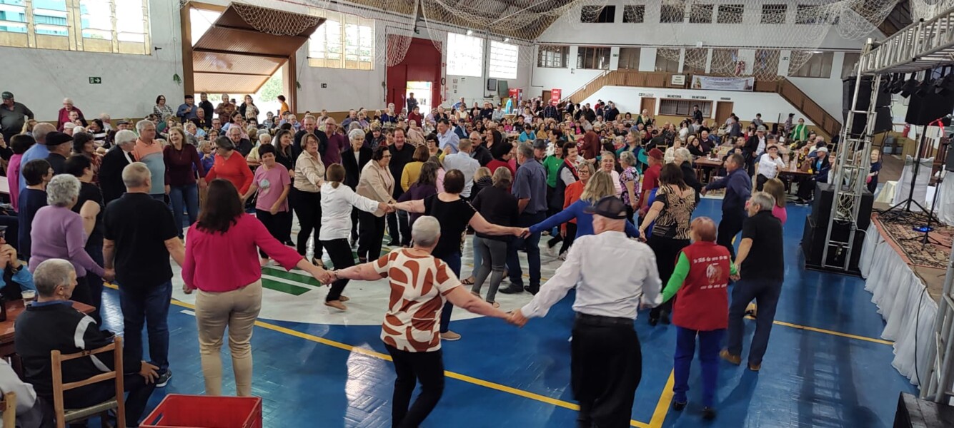 Baile iniciou com a tradicional dança da polonese.