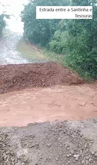 Pontilhão foi levado pela água - Distrito de Tesouras.