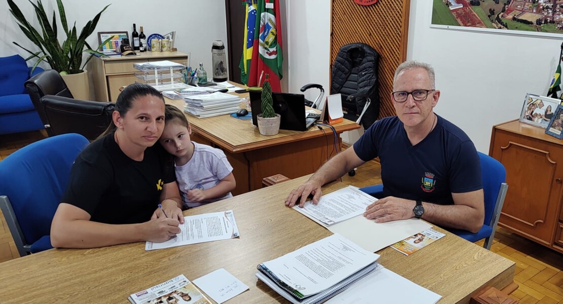 Prefeito Gelson Scherer e a proporietária da Kazza Germany, JULIANA TEREZINHA KRAUZER DAS CHAGAS.