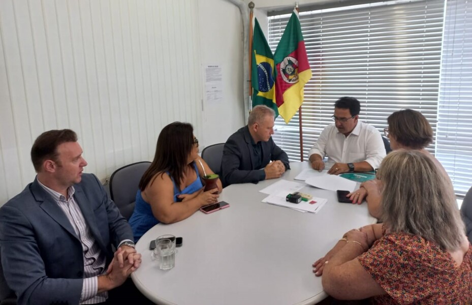 No Gabinete de Prefeitos da Casa Civil, o prefeito esteve com o coordenador Salmo Dias de Oliveira.