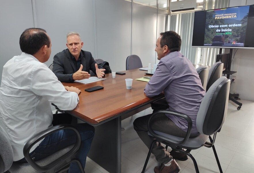 Prefeito também esteve na Secretaria de Desenvolvimento Urbano (SEDUR).