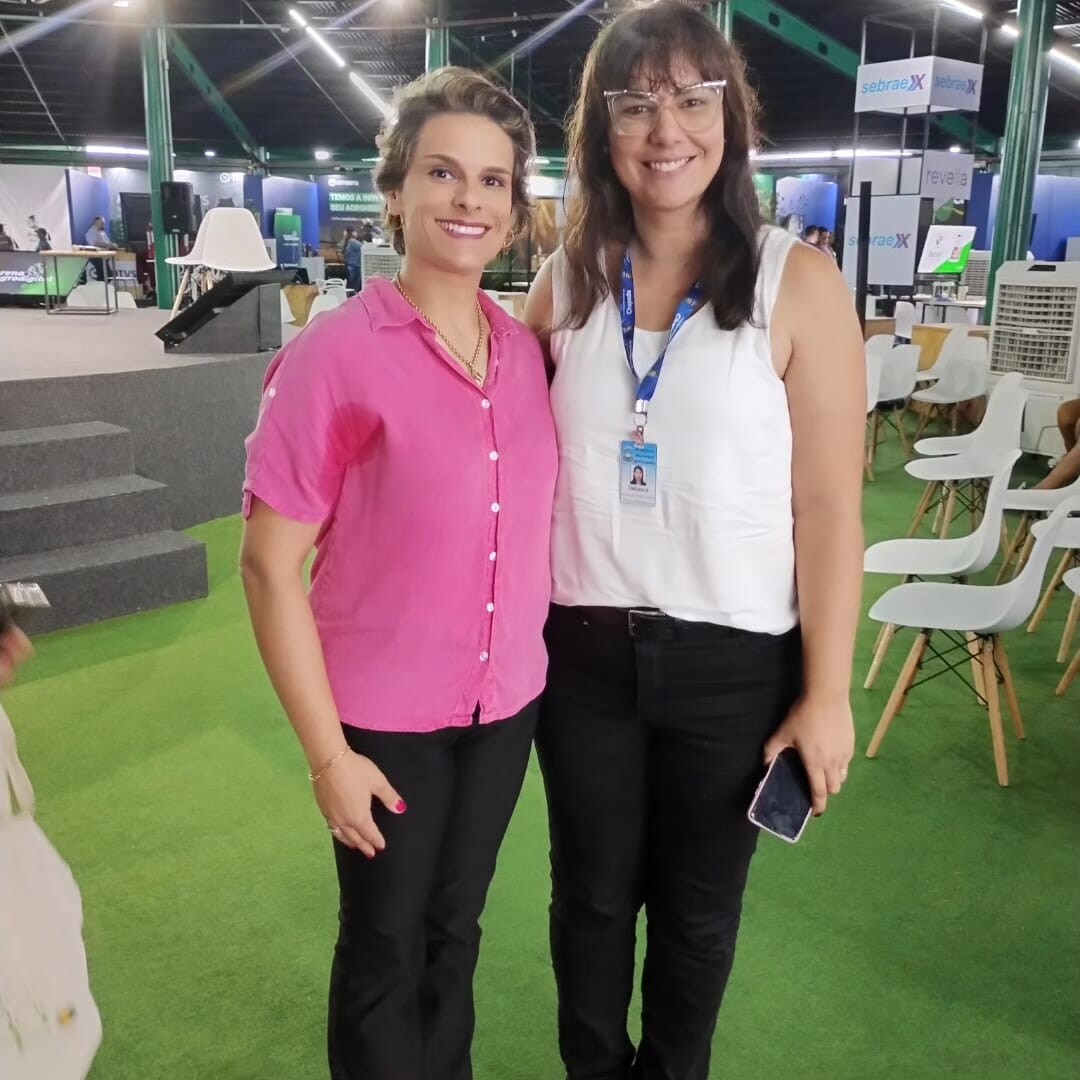 Débora strider com a palestrante Médica Veterinária Marina Ragagnin de Lima.
