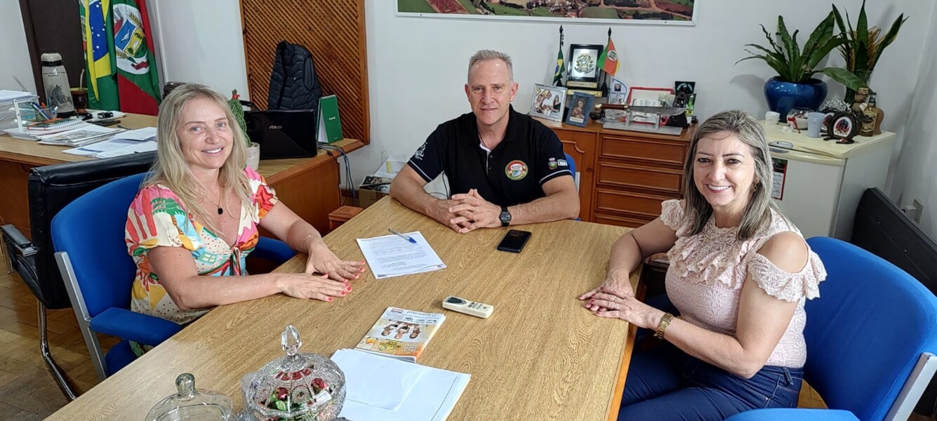 Prefeito Gelson Scherer e secretária da saúde, Odete Guareschi, juntamente com a consteladora Angela Prado.