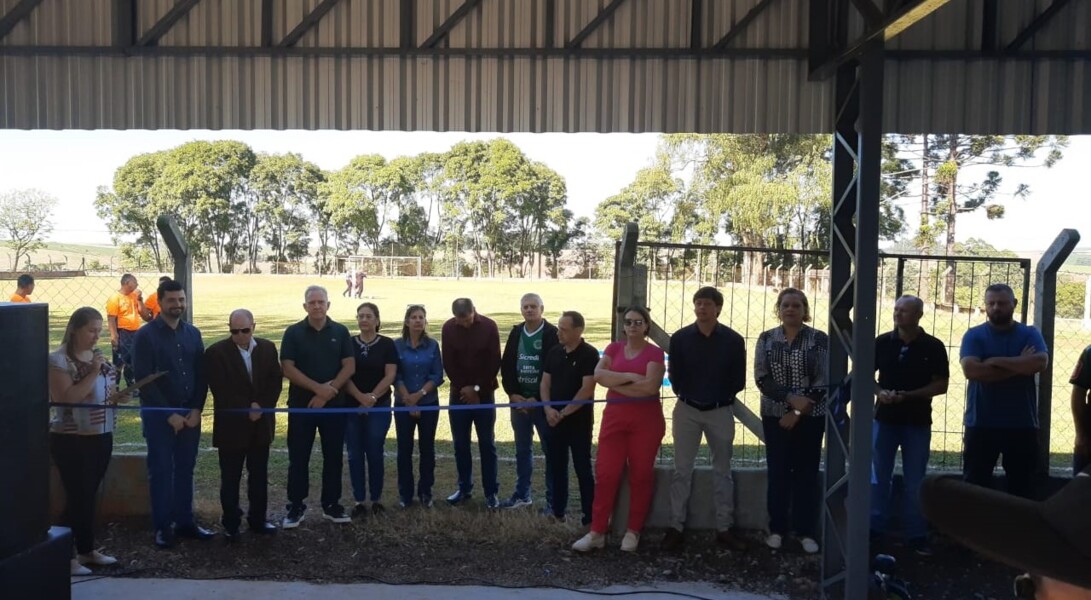 Momento da solenidade com a presença de autoridades locais.