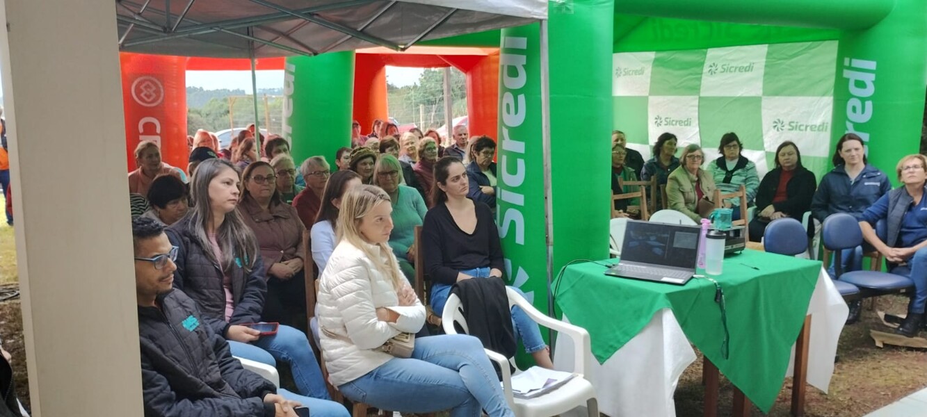 Público presente acompanhou com atenção a palestra da Dra. Rosemeri Krefta.