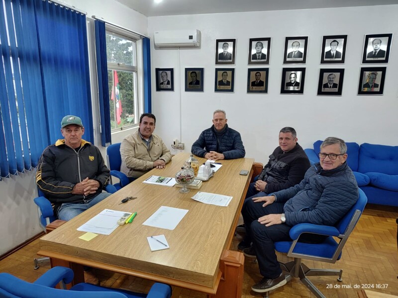 Da esquerda para a direita: vice-prefeito Moacir, secretário Salmo Dias de Oliveira, prefeito Gelson, assessor Tito e secretário Eloy.