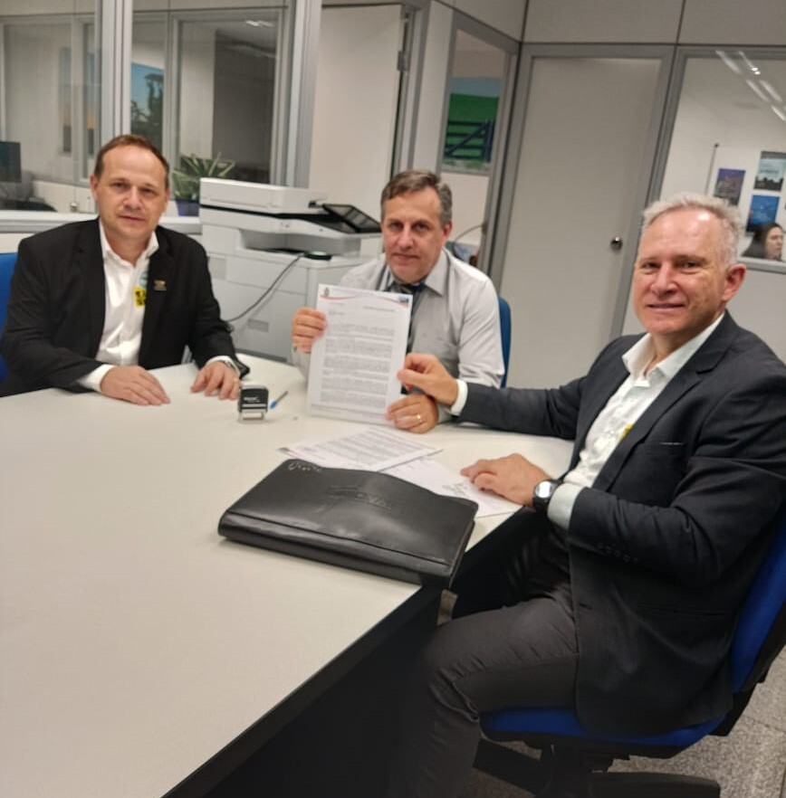 Prefeito Gelson e vereador Leonardo Krindges com assessor do gabinete do Senador Luiz Carlos Heinz (Progressistas).