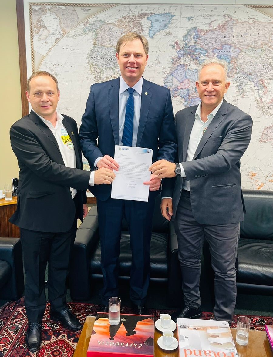 Prefeito Gelson e vereador Leonardo Krindges com o Deputado Federal Lucas Redecker (PSDB).