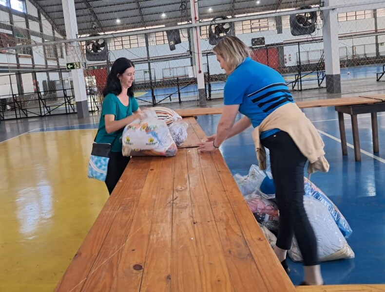 Assistente Social realizando a entrega dos kits.