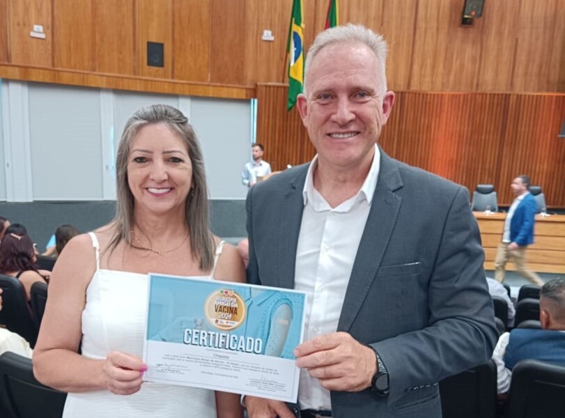 Prefeito Gelson e secretária Odete com o certificado de Município Amigo da Vacina.