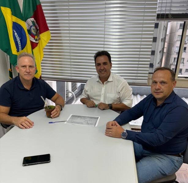 Prefeito Gelson e vereador Leonardo com o coordenador do Gabinete dos Prefeitos, Salmo Dias.