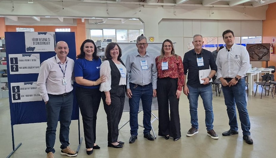 Equipe da administração municipal de Chapada com os diretores da URI/FW.