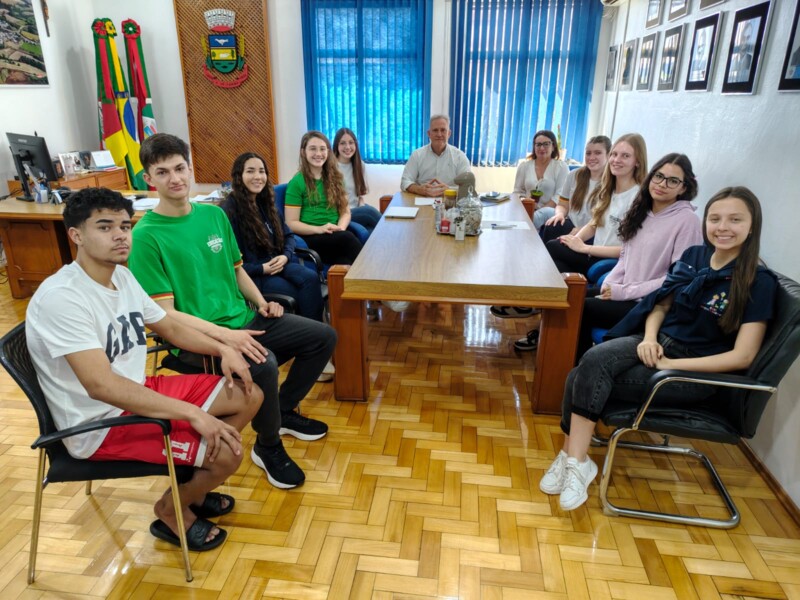 protagonismo-jovem-prefeito-recebe-gremio-estudantil-do-iee-julia-billiart